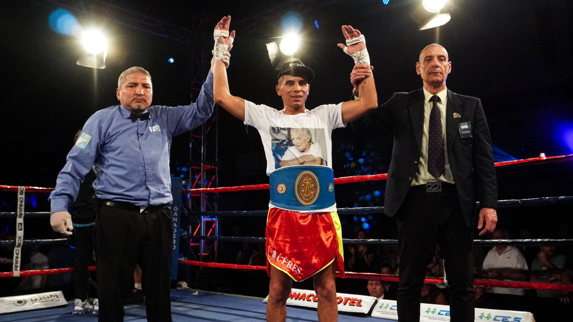 El campeón nuevejuliense levanta los brazos victoriosos. Foto: Arano Box.