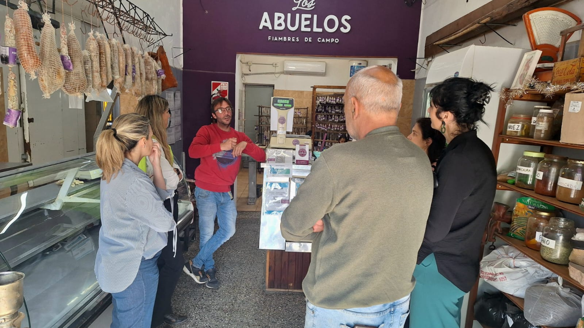 La intendente, Gentile, dialogando con vecinos.