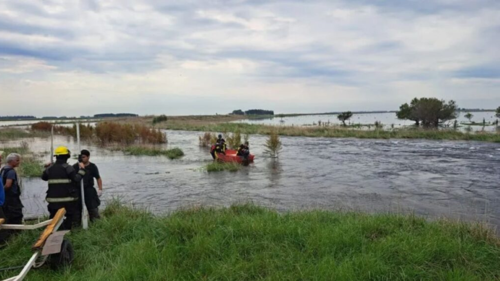 Bolívar: buscan a víctimas de un accidente que cayeron a un canal y a un trabajador rural desaparecido en un arroyo