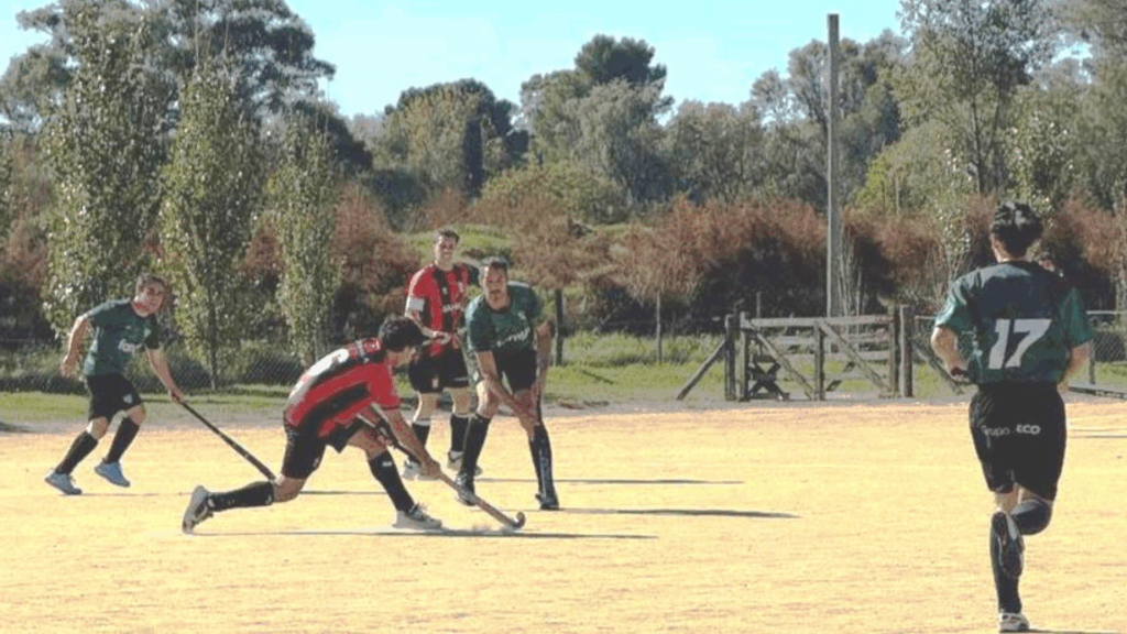 Triunfo del Club Atlético sobre Sarmiento en el Torneo de Hockey masculino