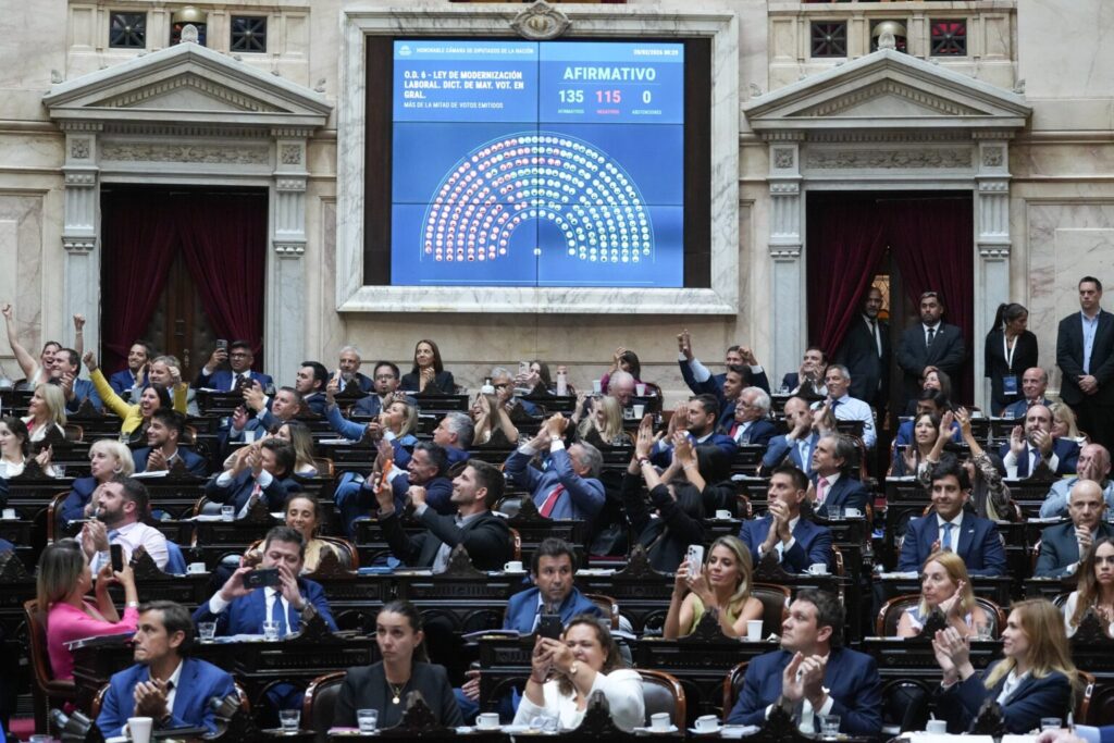 Diputados aprobó la reforma laboral y ahora vuelve al Senado