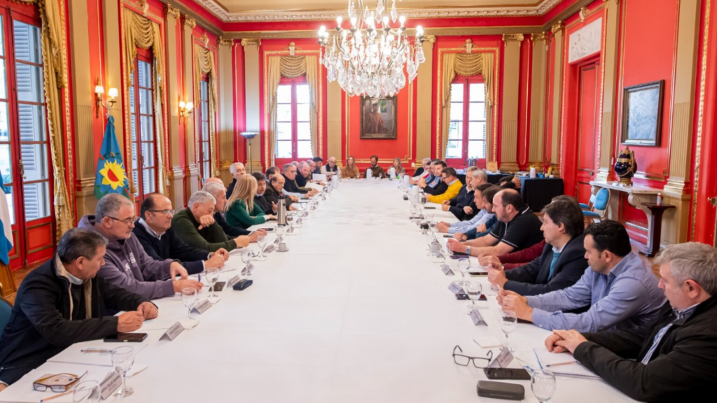 Axel Kicillof llamó a una cumbre con intendentes para evaluar el impacto del ajuste de Milei