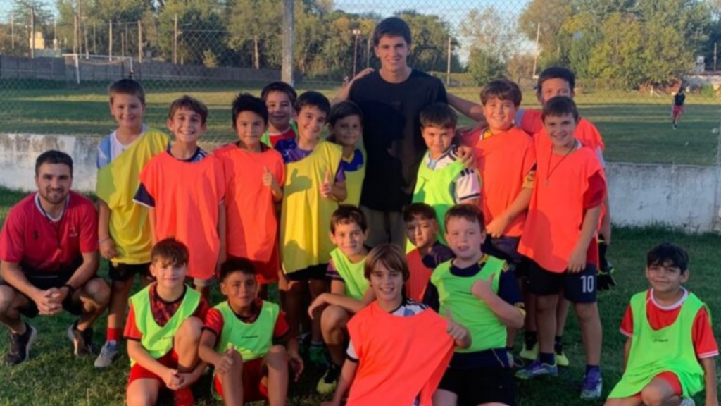 Tiziano Perrotta soprendió con su visita a las inferiores de Agustin Alvarez
