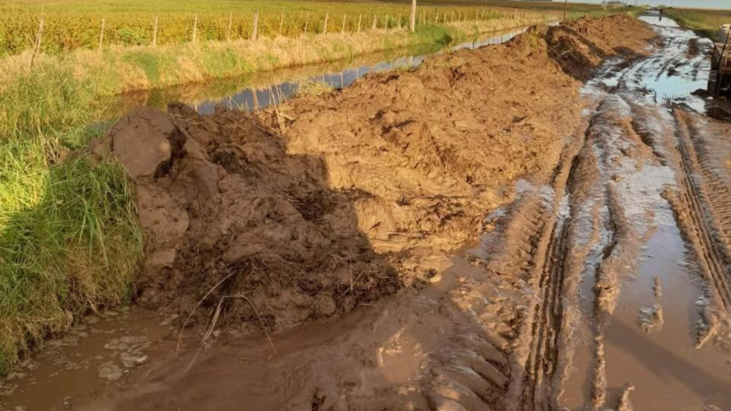 Fuerte reclamo por la falta de mantenimiento en caminos rurales y canales desde la UCR