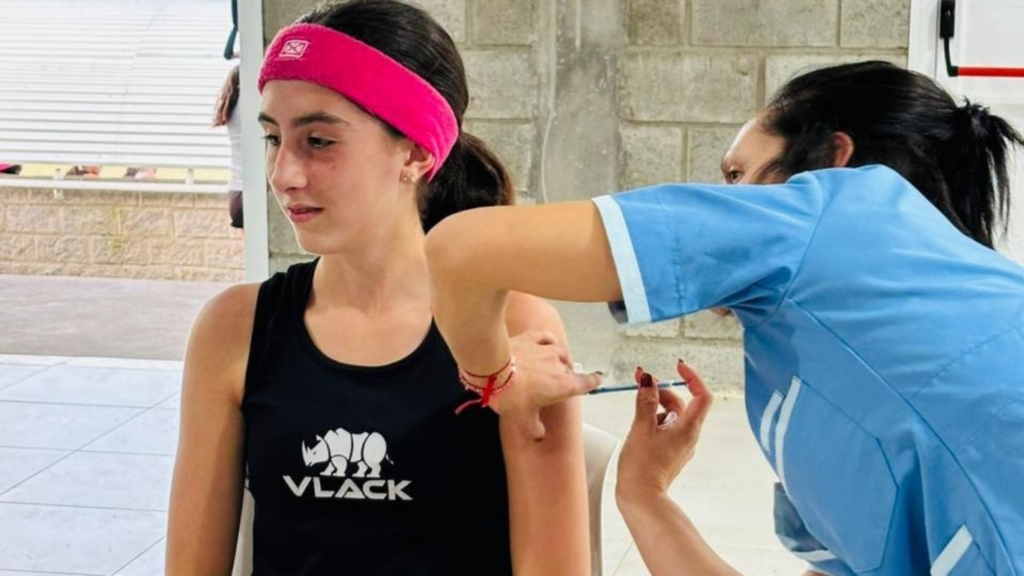 Vacunación contra fiebre hemorrágica en clubes y espacios comunitarios