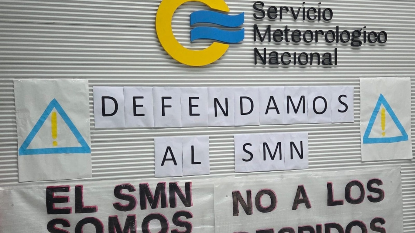Un DNU a medida y notificaciones nocturnas: la jugada del Gobierno para frenar el paro en el SMN