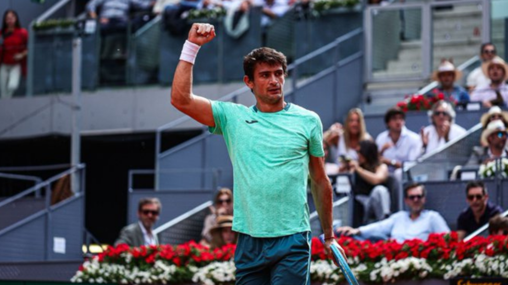 Mariano Navone consiguió un gran triunfo en su debut en Roma ante Shapovalov