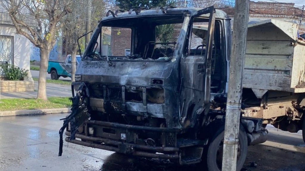 Se incendio un camión municipal en Alsina al 800