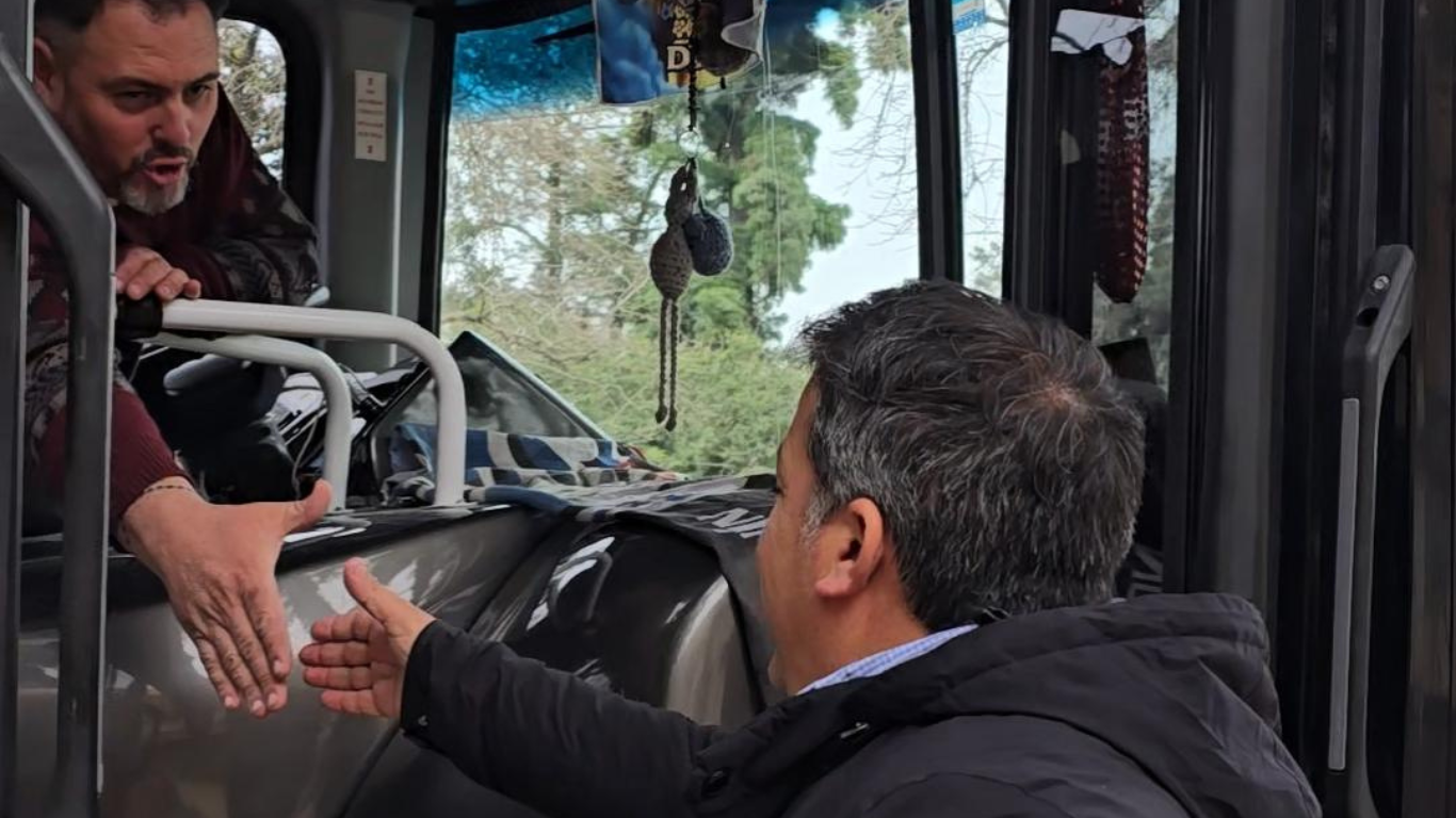 Esteban «Tete» Naudin viajó a Lincoln para mostrarlos beneficios del transporte escolar