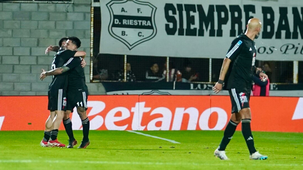 Así fue el extraordinario gol de Alexander Díaz para el impactante 3-0 de Deportivo Riestra frente a Boca