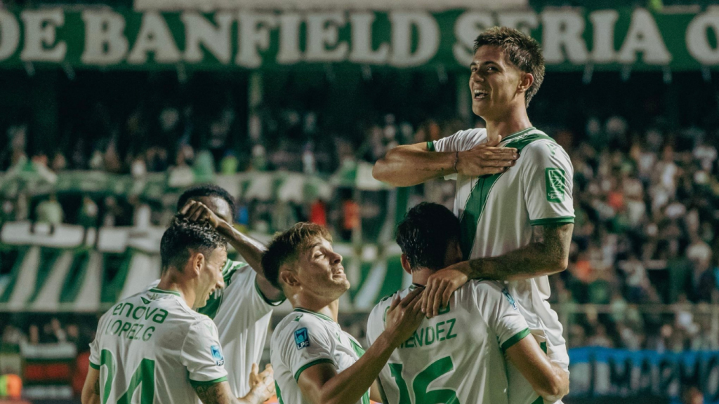 Tiziano Perrotta marcó dos goles para la victoria de Banfield
