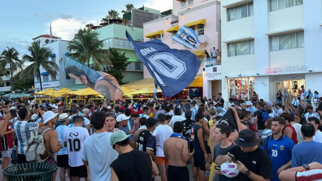 El espectacular banderazo argentino en Miami: furgoneta, asado, Ciro, el himno y más…