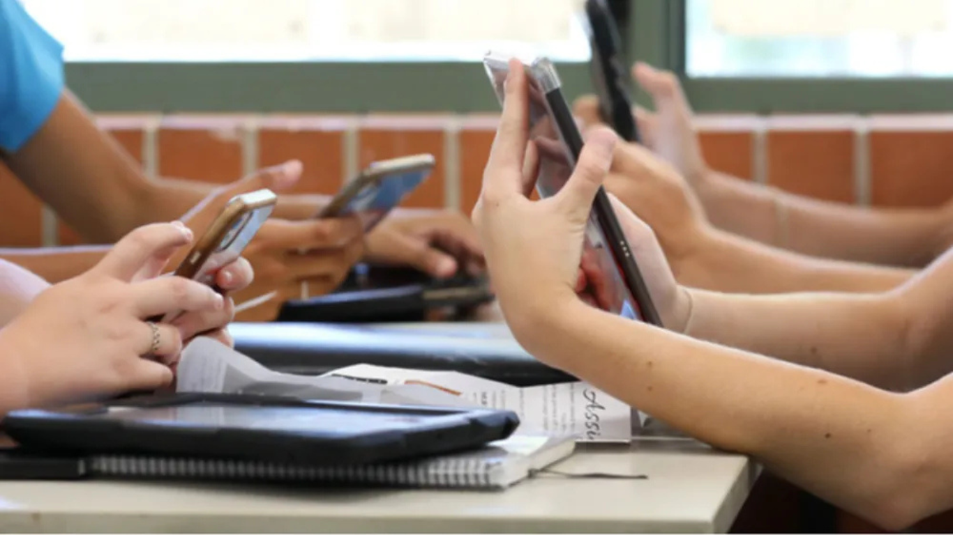 El 59% de los alumnos de tercer grado ya cuenta con un teléfono personal