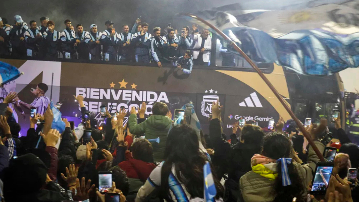 La Selección volvió a la Argentina tras el subcampeonato y recibió el cariño de una multitud