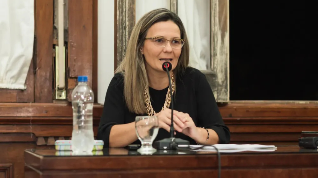 María José Gentile dispuso el veto de la ordenanza que establecía el cambio dedenominación del Acceso Urquiza