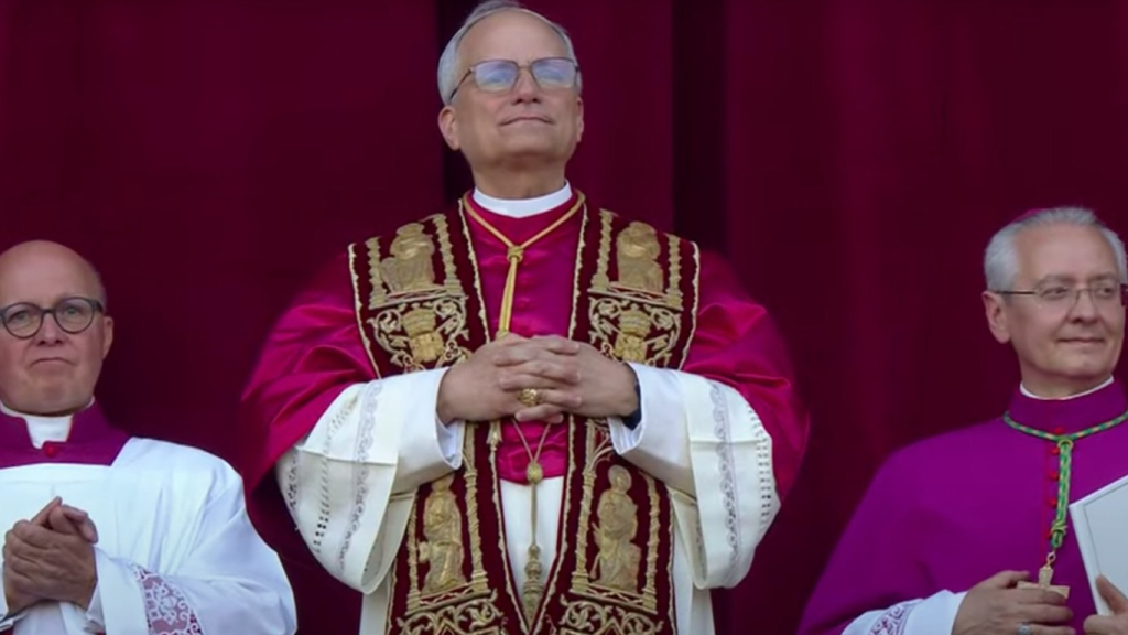 El Papa León llega con un feriado nacional bajo el brazo