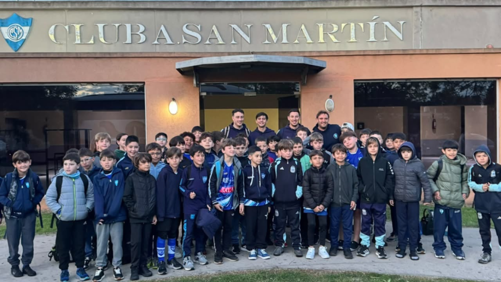 Experiencia única: Jugadores de las Categorías 2016 y 2017 deClub San Martin visitan los estadios de Boca y River
