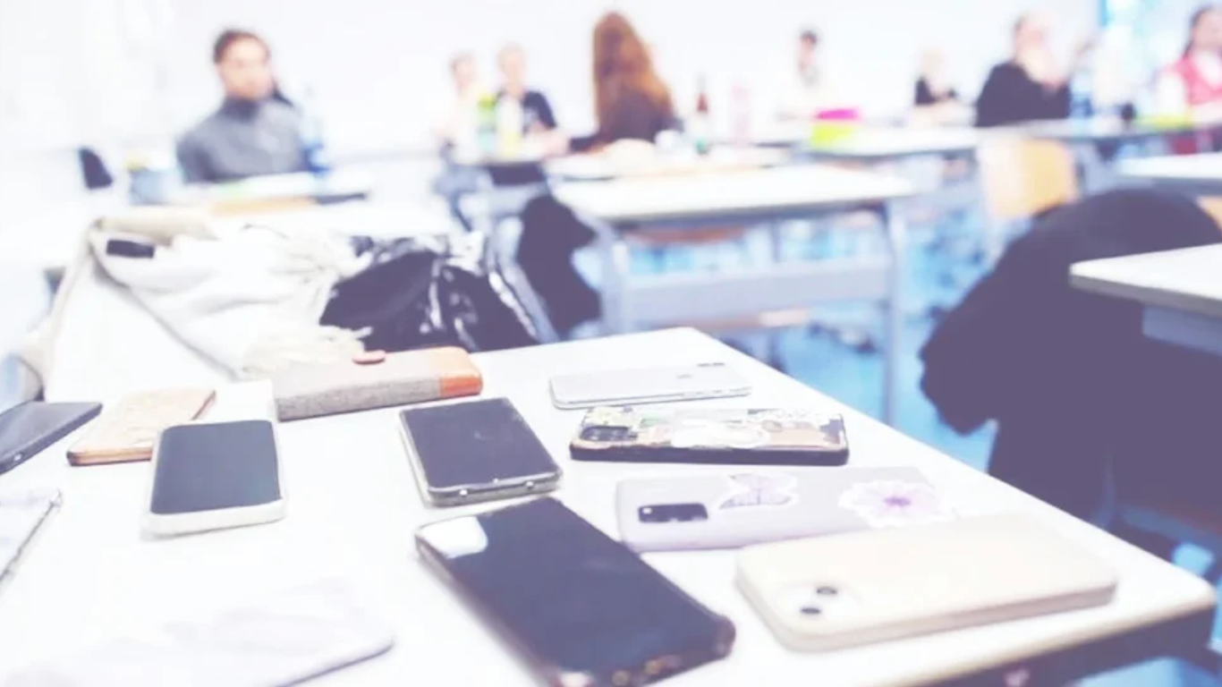 Regulan por ley el uso de celulares en escuelas secundarias bonaerenses