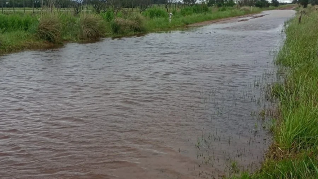 El Niño golpea con fuerza: canales sin mantenimiento, caminos inundados y trabajadores rurales entre el agua