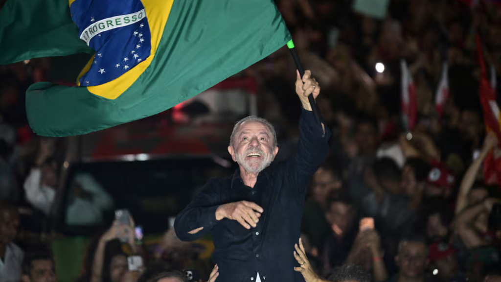 Lula da Silva ganó un histórico balotaje a Flávio Bolsonaro y asumirá un cuarto mandato en Brasil